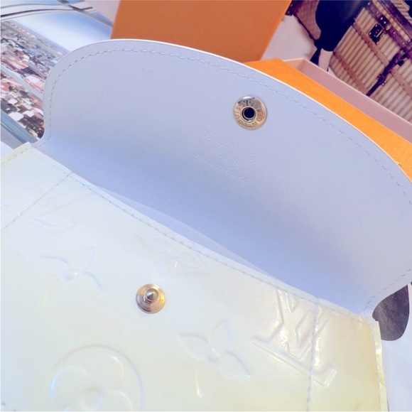 LOUIS VUITTON | Yellow Vernis Clutch - Picture 9 of 11